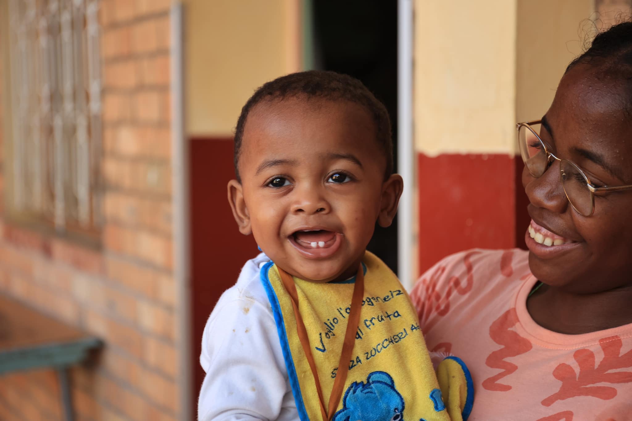 mamma e bambino sorridenti