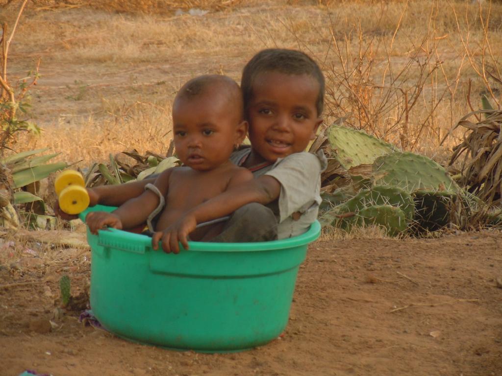 due bambini dentro una bacinella