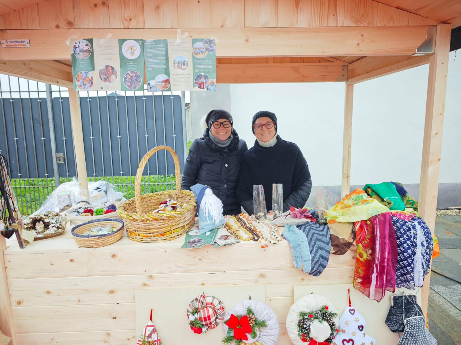 volontarie in un banchetto