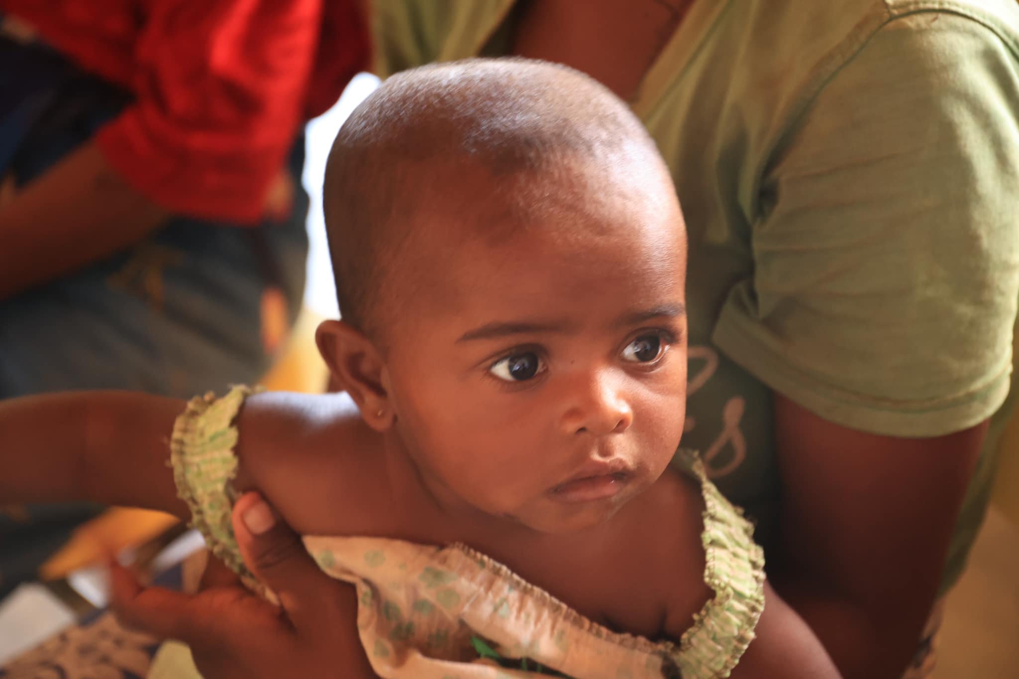 un bimbo aiutato dai progetti dei volontari